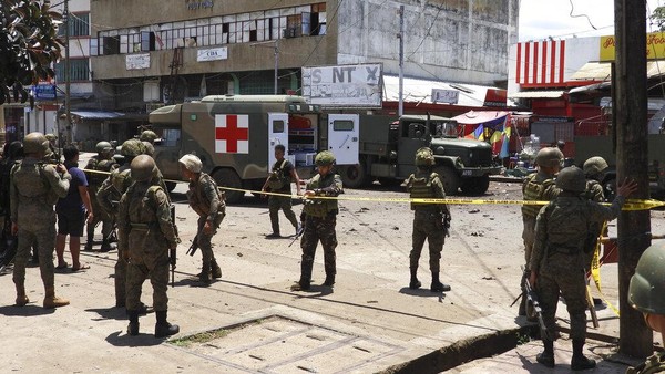 Bom bunuh diri mengguncang kawasan Filipina Selatan. Diketahui, 14 orang tewas dan 75 tentara, polisi serta warga terluka.
