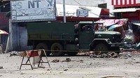 Sementara itu, militer telah melancarkan serangan selama bertahun-tahun terhadap Abu Sayyaf. Pejuang bersenjatanya telah menyusut menjadi beberapa ratus dalam beberapa tahun terakhir karena menyerahkan diri, termasuk seorang komandan utama, Abduljihad Susukan. Susukan diketahui menyerahkan diri ke pihak berwenang dua minggu lalu setelah terluka dalam pertempuran. Susukan disalahkan atas penculikan dan pemenggalan sandera, termasuk turis asing. Pejabat militer menduga pemboman hari ini sebagai bagian pembalasan atas penahanan Susukan yang sekarang dalam tahanan polisi dan menghadapi berbagai tuduhan pembunuhan dan penculikan. Philippine National Red Cross via AP.