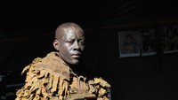 Para pendekar Akashinga berpatroli di Area Margasatwa Phundundu seluas 115 mil persegi di Zimbabwe, yang dikelola oleh IAPF. Mereka tidak hanya melindungi gajah tetapi juga hewan lain, termasuk badak dan singa. Saat ini, sekitar 85 ribu gajah hidup di Zimbabwe. (Akashinga/Facebook)