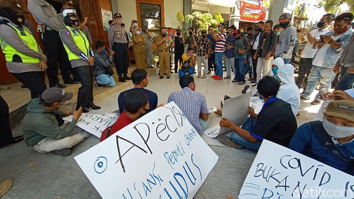 Aksi tuntut transparansi data COVID-19 di Kudus