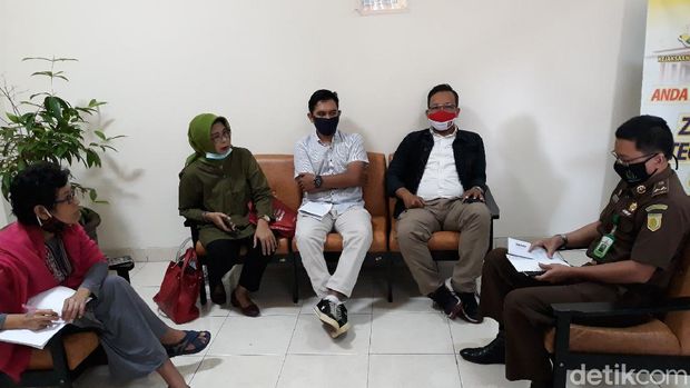 Aliansi Masyarakat Peduli Pendidikan Yogyakarta (AMPPY) saat mendatangi Kejati DIY melaporkan dugaan pungli PPDB