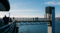 Boca do Vento Elevator mengajak wisatawan turun dari puncak tebing ke lanskap tepi air menggunakan elevator. Di bagian puncak, ada kafe yang memiliki pemandnagan yang indah. (iStock)