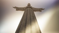 Patung berukuran 85 meter ini berukuran lebih kecil jika dibandingkan dengan yang ada di Rio de Janeiro. Dari atas, traveler bisa melihat lanskap tempat bersejarah Lisbon dan 25 de Abril (iStock)
