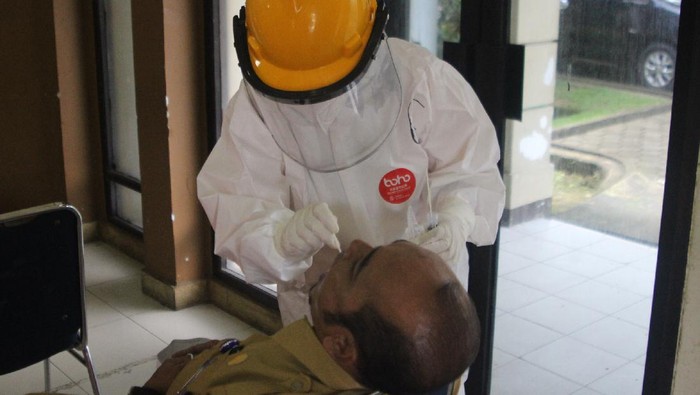 ASN Pemprov Kalbar dites swab (Foto: Adi Saputro/detikcom)
