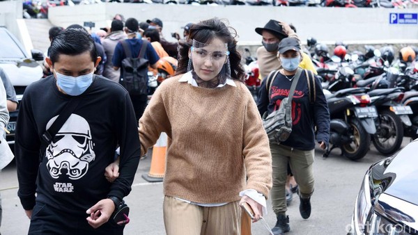 Tak Riang, Ayu Ting Ting Ada Apa?