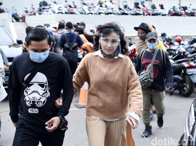 Tak Riang, Ayu Ting Ting Ada Apa?