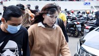 Ia pun tampak berlalu saat para fotografer memanggilnya. Pool/Noel/detikFoto.
