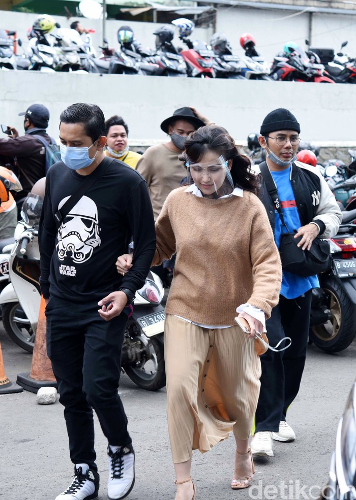 Ayu Ting Ting saat ditemui di kawasan Trans TV.