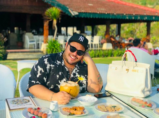 Ivan Gunawan yang dikenal sebagai presenter Brownis memiliki sederet tas Hermes. Salah satunya tas Hermes Birkin putih ukuran besar yang harganya ratusan juta ini.Foto: Instagram