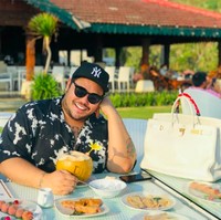 Ivan Gunawan yang dikenal sebagai presenter Brownis memiliki sederet tas Hermes. Salah satunya tas Hermes Birkin putih ukuran besar yang harganya ratusan juta ini.Foto: Instagram