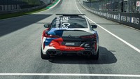 Livery yang digunakan BMW M8 Gran Coupe MotoGP Safety Car juga baru. Terdapat bagian hitam pekat dalam lapisan anti-reflection. Ini meningkatkan optik kokpit dan meningkatkan fokus pengemudi. Grafik yang didekonstruksi dalam warna khas M juga mencolok. Livery itu adalah representasi simbolis dari era digital motorsport. Foto: Dok. BMW