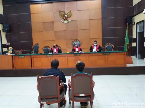 Budi (kanan) memberikan kesaksian di PN Jaktim (Isal Mawardi/detikcom)