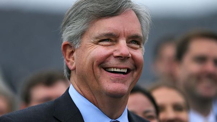 BOSTON, MA - NOVEMBER 5: General Electric CEO Larry Culp smiles as GE unveils the worlds largest offshore wind turbine blade at a wind testing facility in the Charlestown neighborhood of Boston on Nov. 5, 2019. Culp was on hand to show off the 117-yard-long, 50-ton blade made of glass fibers held together with 1 mile of glued seams. It will undergo months-long testing at the facility. (Photo by John Tlumacki/The Boston Globe via Getty Images)