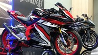Detail modifikasi ini meliputi penggunaan ban Corsa (FR) tubeless tire 120/70 17 di depan,Corsa (RR) tubeless tire 160/60 17 di belakang, lalu repainting body cover, racing hand grip after market, back mirror after market,winglet after market, undertail after market, custom racing exhaust system, smoke black H/L, visor smoke black, after market frame slider, repaint FR/RR wheels, dan Honda Genuine Accessories Parts for Honda CBR250RR. Foto: Luthfi Anshori
