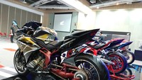 Namun demikian, modifikasi ini tetap mempertahankan grafis original yang otentik, didominasi warna matte black, yang membuat kesan macho dan moge looks. Foto: Luthfi Anshori
