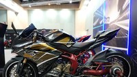 Adapun detail ubahannya, suspensi depan menggunakan upside down Honda CBR600RR, kemudian bannya dipasok Merzeler tubeless tire FR 120/70 17 di depan dan RR 190/50 17 di belakang. Parts lain yang disematkan yakni Katsumoto underbone pillion step, Tokico FR caliper, Brembo RR Caliper, RK racing chain, dan CNC hand grip after market. Kemudian back mirror, winglet, Brembo RCS FR brake set, undertail, visor smoke black, custom FR/RR CNC wheels, custom mono arm, custom FR double disc brake, custom hugger, custom twin exhaust system, smoke black H/L, dan Honda Genuine Accessories Parts for Honda CBR250RR. Foto: Luthfi Anshori