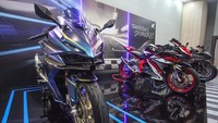 Sebagai catatan, ketiga jenis modifikasi Honda CBR250RR SP Quick Shifter itu hanya untuk kebutuhan display AHM dan untuk inspirasi bagi para konsumen setia CBR250RR yang ingin memodifikasi tunggangannya. Jadi AHM tidak akan menjualnya secara resmi. Foto: Rifkianto Nugroho