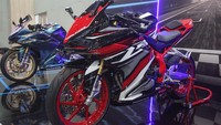 Bergeser ke modifikasi racing, menggunakan penambahan beberapa part aksesori seperti undertail dan single seat cowl dan dengan ubahan desain grafis pada body cover. Modifikasi ini menggunakan kombinasi warna merah, hitam, dan putih yang sporty. Makin tampak racy karena pelek dan rangka kompak menggunakan warna merah. Foto: Rifkianto Nugroho