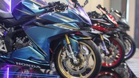 Sementara untuk kaki-kakinya, ban depan pakai Corsa (FR) tubeless tire 120/60 17 dan ban belakang pakai Corsa (RR) tubeless tire 160/60 17. Untuk stikernya menggunakan chameleon sticker decal, hand grip CNC after market, back mirror after market, winglet after market, undertail after market, pro speed viper exhaust system, smoke black H/L, visor smoke black, dan Honda Genuine Accessories Parts for Honda CBR250RR. Foto: Rifkianto Nugroho