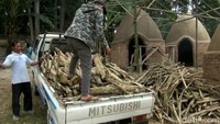 Perajin di Kampung Cisaat, Desa Cisaat, Kecamatan Ciater, Subang misalnya, dalam satu bulan ini ia harus memenuhi permintaan dari negara China hingga 320 Ton arang, ratusan juta pun ia dapatkan dalam satu bulannya.