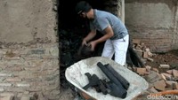 Proses pembuatan arang mulai dari memilah kayu, menata kayu di dalam rumah oven, kemudian dilakukan proses pembakaran agar api dapat membuat hawa panas membakar kayu yang di tata tadi, proses pembakaran dilakukan selama dua pekan dan hasil pembakaran pun akanembuat arang dengan sempurna.