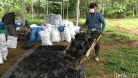 Aktivitas para perajin arang di Kabupaten Subang, Jawa Barat, tampak sibuk di tengah banjirnya orderan ekspor arang ke berbagai negara dunia di masa pandemi virus Corona.