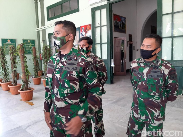 Komandan Koramil Kotaanyar beserta anak dan istrinya positif COVID-19. Bahkan istrinya sampai meninggal dunia.
