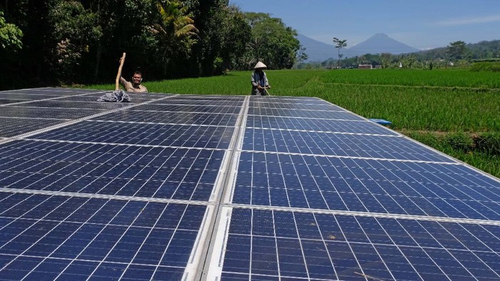 Desa di Magelang Punya PLTS untuk Pertanian Desa Krincing di Secang, Magelang, memiliki PLTS yang dibangun menggunakan dana desa. PLTS itu dibangun untuk hidupkan mesin pompa air guna mengairi sawah.