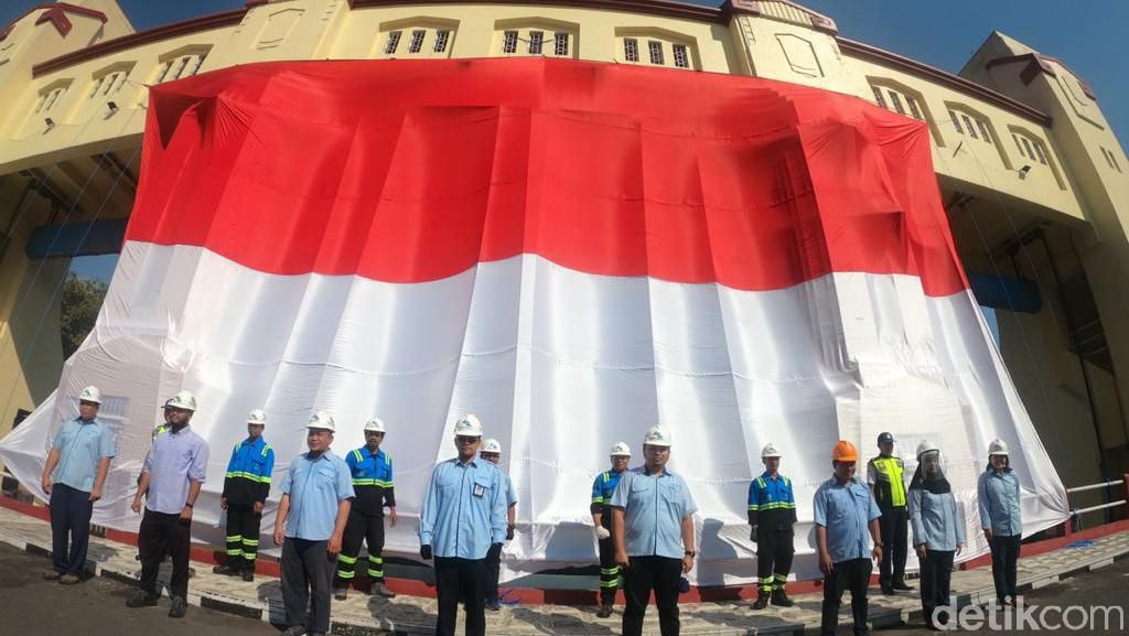 Bendera Raksasa Berkibar di Pintu Air Jagir Surabaya