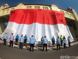 Bendera Raksasa Berkibar di Pintu Air Jagir Surabaya