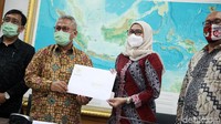 Dengan surat tersebut, Evi Novida kembali menjadi komisioner KPU, bergabung bersama 6 komisioner yang lain.