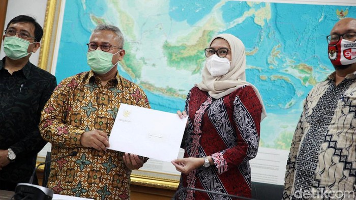 Presiden Joko Widodo mencabut Keppres pemberhentian Evi Novida Ginting sebagai Komisioner KPU. Dengan demikian, Evi resmi kembali duduk sebagai komisioner KPU. Hal ini diumumkan oleh Ketua KPU, Arief Budiman, dalam jumpa pers di Kantor KPU, Jakarta Pusat, Senin (24/8/2020).