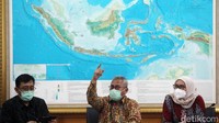 Ketua KPU Arief Budiman membacakan Keppres 83/2020 tentang pencabutan pemberhentian Evi Novida.