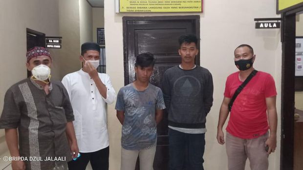 Firman Efendi (20) dan Rifky Hendra (19) yang mencekoki minuman keras (miras) ke seorang bocah hingga teler sempoyongan di Luwu Timur, Sulsel (dok. Istimewa).