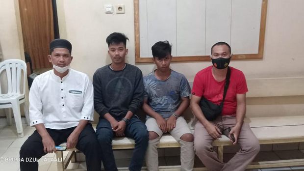 Firman Efendi (20) dan Rifky Hendra (19) yang mencekoki minuman keras (miras) ke seorang bocah hingga teler sempoyongan di Luwu Timur, Sulsel (dok. Istimewa).