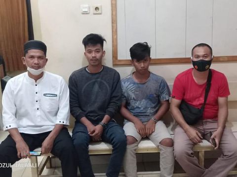 Firman Efendi (20) dan Rifky Hendra (19) yang mencekoki minuman keras (miras) ke seorang bocah hingga teler sempoyongan di Luwu Timur, Sulsel (dok. Istimewa).