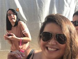 Foto Hewan di Belakang Orang yang Bikin Salah Fokus, Ngakak Abis!