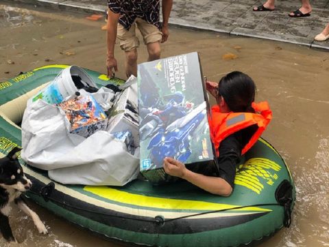 Gundam Wanita menyelamatkan mainan suami dari banjir.