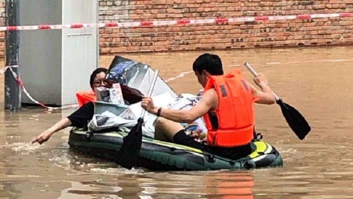 Viral Istri Bertaruh Nyawa Demi Selamatkan Koleksi Mainan  