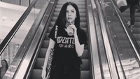 Kyla juga memiliki wajah dan penampilan yang sama kerennya dengan Zara. Lihat gayanya saat menyedot minuman ini, terlihat keren dengan setelan serba hitam. Foto: Instagram @hasyakyla