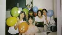 Nah, kalau yang satu ini adalah momen ulang tahun Kyla. Tak lupa Zara memberikan kejutan berupa kue ulang tahun, suasananya meriah dengan balon warna-warni. Foto: Instagram @hasyakyla