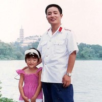 Hua Yunqing selalu menyempatkan foto bersama Hua Hua setiap tahun di lokasi yang sama.  Foto: Dok. Ourijangsu/ Boredpanda