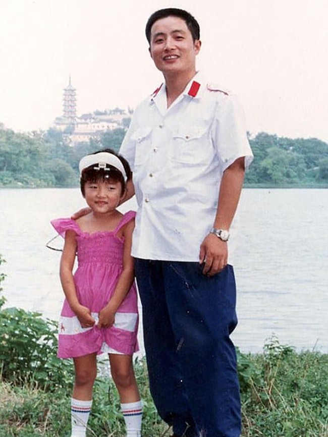 Hua Yunqing selalu menyempatkan foto bersama Hua Hua setiap tahun di lokasi yang sama.  Foto: Dok. Ourijangsu/ Boredpanda