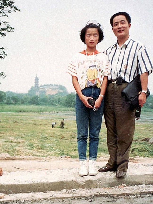 Saya tidak pernah kepikiran untuk melakukan hal yang sama lagi tapi ketika fotonya sudah dicetak, saya sangat menyukainya sehingga kami kembali ke sana tahun berikutnya dan selalu mengulangnya, tutur Hua Yunqing, seperti dikutip dari Boredpanda. Foto: Dok. Ourijangsu/ Boredpanda