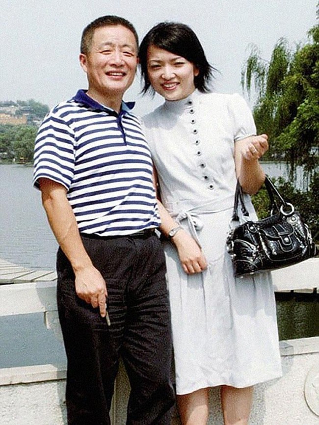 Namun raut kebahagiaan karena mampu menjaga tradisi kebersamaan dengan putrinya terlihat jelas. Foto: Dok. Ourijangsu/ Boredpanda