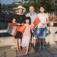 Dari hanya foto berdua, jadi bertiga, lalu berempat, ketika Hua Hua memiliki dua anak. Potret tiga generasi ini pun terlihat sangat manis dan menyentuh hati. Foto: Dok. Ourijangsu/ Boredpanda