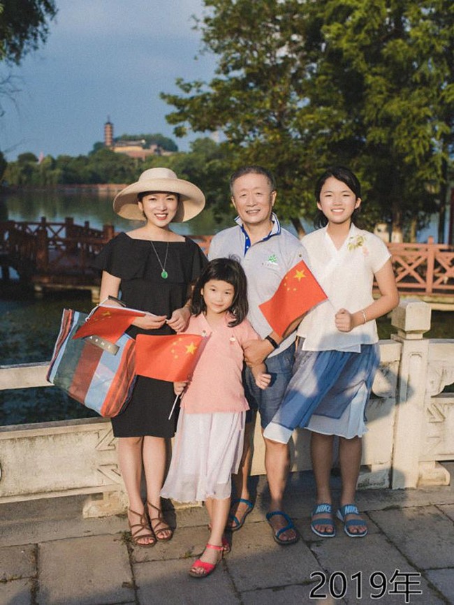 Dari hanya foto berdua, jadi bertiga, lalu berempat, ketika Hua Hua memiliki dua anak. Potret tiga generasi ini pun terlihat sangat manis dan menyentuh hati. Foto: Dok. Ourijangsu/ Boredpanda