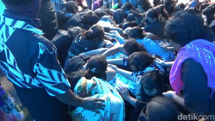 Isak tangin keluarga antarkan jenazah Demas Leira ke tempat peristirahatan terakhirnya