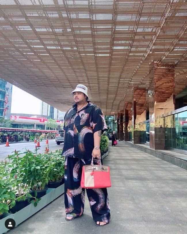 Ivan Gunawan disindir Deddy Corbuzier menggembar-gemborkan dirinya miskin atau merugi di tengah pandemi Corona dan kini berjualan peyek saat tampil sebagai bintang tamu podcast presenter Hitam Putih itu. Ivan pun membantah sindiran tersebut. Gue nggak pernah bilang gue susah, gue berkecukupan, ujarnya. Tapi lagi pandemi gini, siapa yang mau kawin? Kan nggak ada. Jadi dengan gue berjualan peyek, bakso aci, setidaknya bisa menutupi cost gue di butik, tambah Ivan. Foto: Instagram @ivan_gunawan