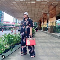 Ivan Gunawan disindir Deddy Corbuzier menggembar-gemborkan dirinya miskin atau merugi di tengah pandemi Corona dan kini berjualan peyek saat tampil sebagai bintang tamu podcast presenter Hitam Putih itu. Ivan pun membantah sindiran tersebut. Gue nggak pernah bilang gue susah, gue berkecukupan, ujarnya. Tapi lagi pandemi gini, siapa yang mau kawin? Kan nggak ada. Jadi dengan gue berjualan peyek, bakso aci, setidaknya bisa menutupi cost gue di butik, tambah Ivan. Foto: Instagram @ivan_gunawan